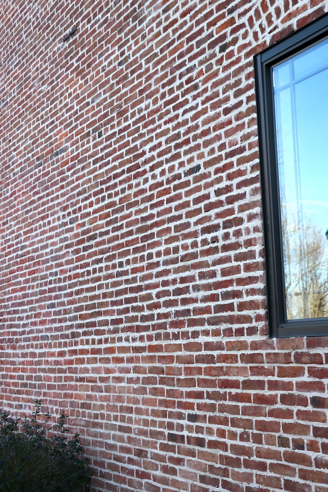 Brick Masonry Veneer vs. Solid Brick